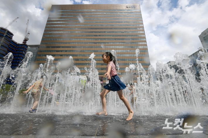 역대급 폭우가 쏟아졌던 장마가 끝이 나고 본격적인 폭염이 시작된 26일 서울 광화문광장 바닥분수에서 어린이들이 더위를 식히고 있다. 박종민 기자