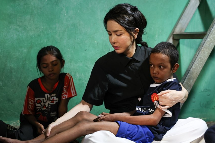 지난해 11월 김건희 여사가 캄보디아 순방 당시 프놈펜에서 선천성 심장질환을 앓는 소년 로타의 집을 찾아 건강 상태를 살피고 위로했다며 공개한 사진. 대통령실 제공