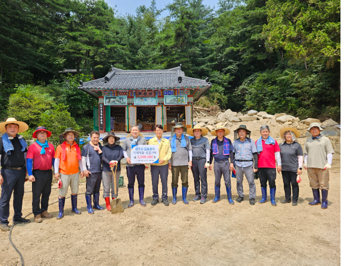 경주시의회 이철우 의장이 영주시에 수해복구 성금을 기탁하고 있다. 경주시의회 제공