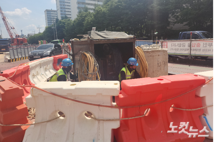 광주도시철도 2호선 공사현장에서 일하는 노동자들이 땡볕에서 휴식을 취하고 있다. 박성은 기자