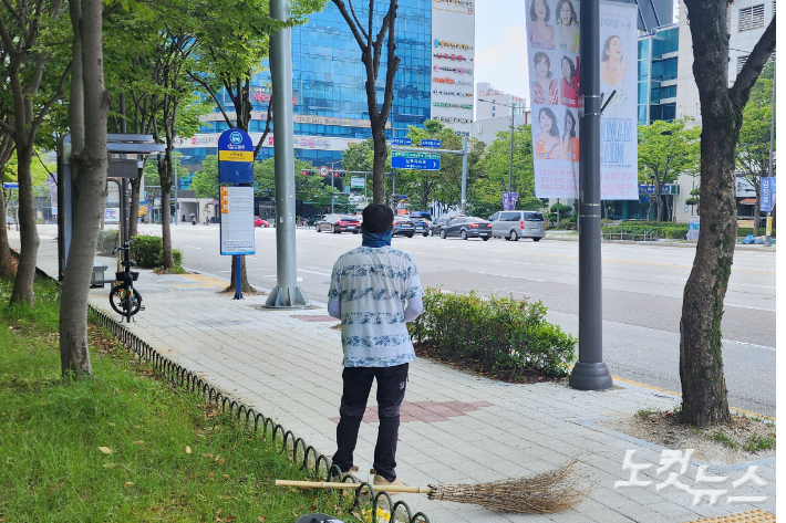 인도 정비를 위해 고용된 일용직 노동자가 잠시 휴식을 취하고 있다. 박요진 기자