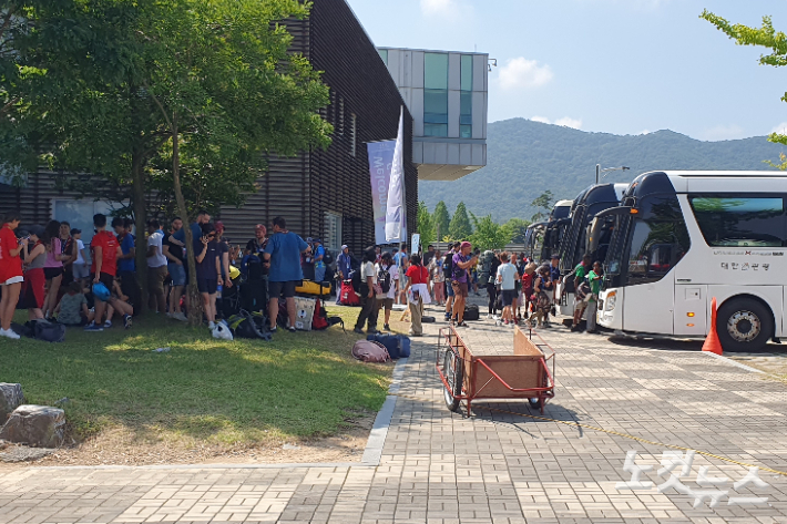 제25회 새만금 세계스카우트 잼버리가 막을 올린 가운데 입영이 시작된 전날부터 온열질환자가 발생했다. 새만금 야영지 웰컴센터에 도착한 전 세계의 스카우트 대원들. 송승민 기자