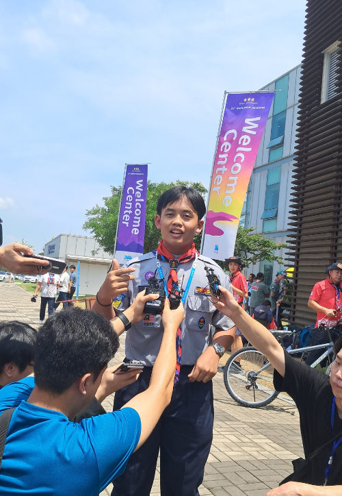 1일 말레이시아에서 온 새만금 잼버리 참가자 리스키 아난다 시아가 대회에 참여한 소감을 밝히고 있다. 최명국 기자