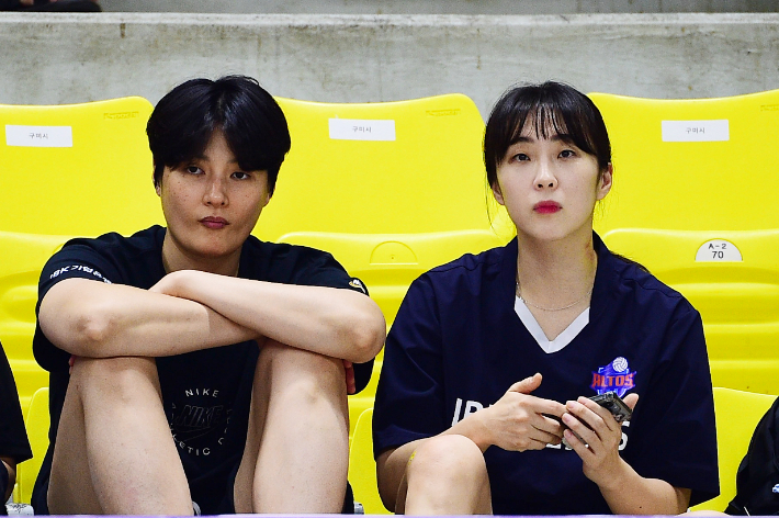 관중석에서 경기를 지켜보는 김희진(왼쪽)과 황민경(오른쪽). 한국배구연맹