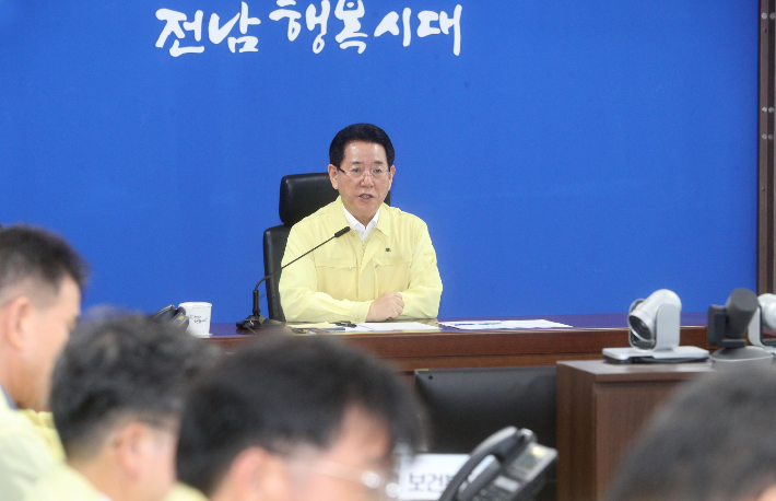 김영록 전라남도지사가 1일 오후 도청 재난종합상황실에서 폭염 대응 재난대책회의를 주재하고 폭염에 대비해 홀몸 노인과 공사장 근로자 관리 철저, 가축, 고수온에 따른 양식장 관리에 만전을 다해 줄 것을 당부했다. 전라남도 제공