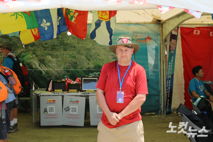 "차 위에서 달걀을 익히기 완벽한 날씨지만 견딜만하다"는 캐나다 스카우트 지도자 콘라드씨. 송승민 기자