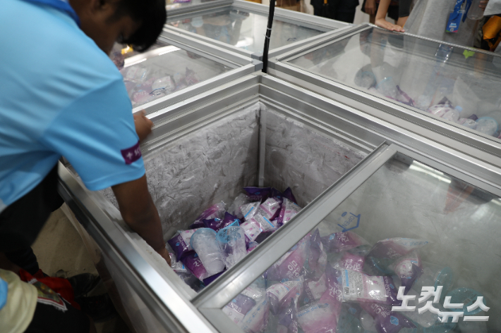잼버리 야영지 안에 들어온 편의점에서 얼음을 구입하는 스카우트 대원. 송승민 기자