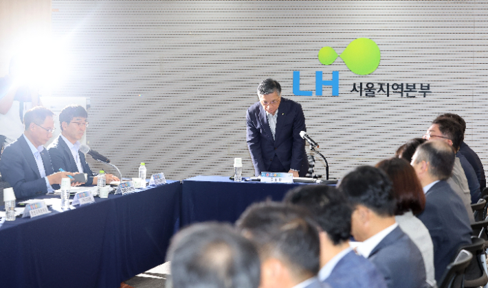  한국토지주택공사(LH) 이한준 사장이 2일 오후 서울 강남구 LH 서울지역본부에서 열린 사장 주재 회의에서 최근 아파트 철근 누락 사태와 관련한 사과 인사를 하고 있다. 연합뉴스