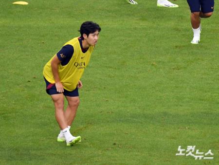 허벅지 스트레칭하는 이강인