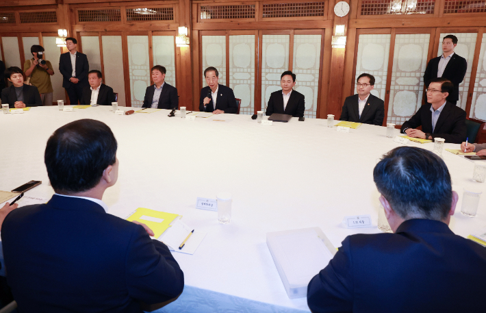 2일 오후 서울 종로구 총리 공관에서 고위 당정협의회가 열리고 있다. 연합뉴스