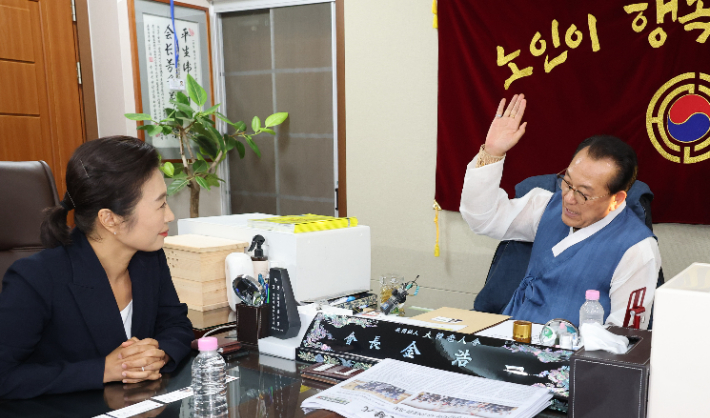 2일 용산 대한노인회 중앙회에서 김호일 회장이 '노인 폄하' 논란과 관련해 사과 방문한 더불어민주당 양이원영 의원을 만났다. 연합뉴스