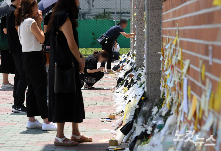 21일 오전 서초구 서이초등학교에 마련된 교사 A씨의 추모공간에 시민들이 헌화를 하고 있다. 황진환 기자