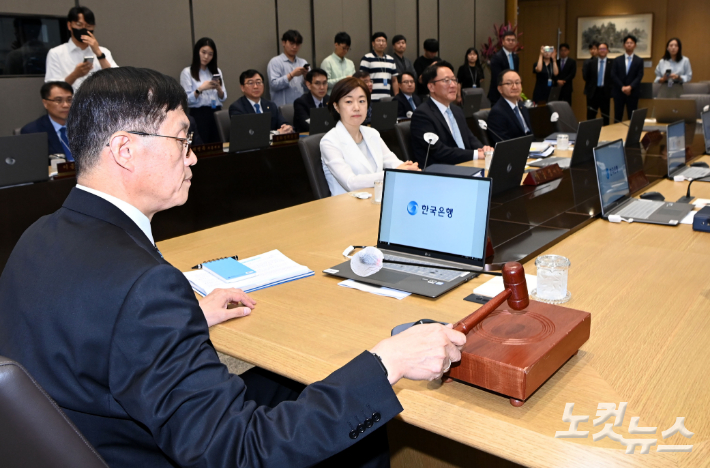 이창용 한국은행 총재가 지난달 서울 중구 한국은행에서 금융통화위원회 본회의를 주재하고 있다 사진공동취재단