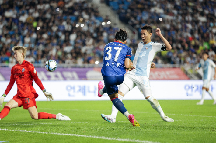 K리그1 선두 울산 현대를 상대로 K리그1 데뷔골을 터뜨리는 수원 삼성 김주찬. 한국프로축구연맹