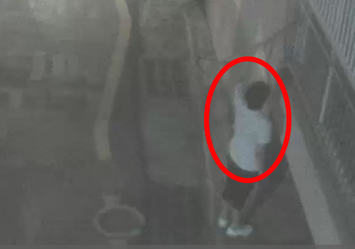 한 남성이 빌라 1층 베란다에서 속옷을 훔치고 있는 장면. 울산광역시 북구청 제공