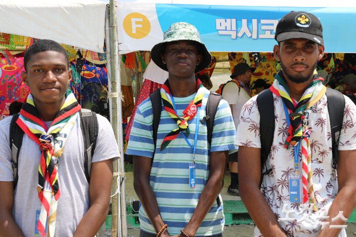 남아프리카 가이아나에서 온 네빌맥도날드(가운데)군과 그의 친구. 송승민 기자