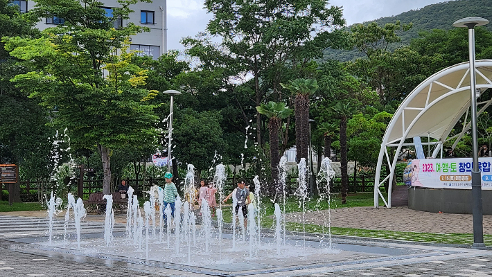 여름 폭염이 이어지는 가운데 여수 도심에서 바닥분수가 물을 뿜어내고 있다. 여수시 제공