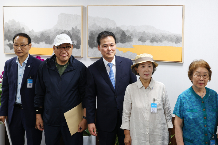 김영호 통일부 장관이 3일 오후 정부서울청사 장관실에서 열린 납북자, 북한 억류자, 국군포로 관련 단체 대표 및 억류자 가족과의 면담에서 참석자들과 인사 뒤 기념 촬영하고 있다. 연합뉴스