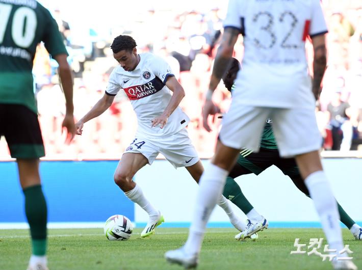 슛팅하는 위고 에키티케