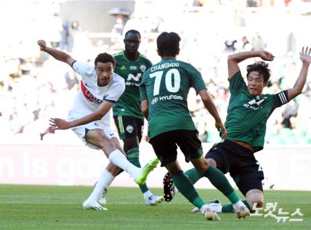 슛팅하는 위고 에키티케