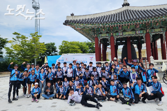 7박 8일동안 562km 국토순례를 완주한 참가자들이 해단식을 마치고 기념사진을 촬영하고 있다. 