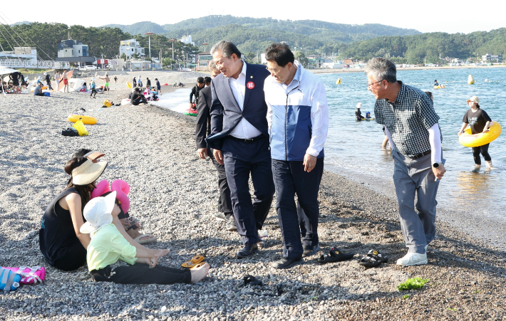 주낙영 경주시장과 이철우 시의회의장이 해수욕장을 찾아 관광객과 이야기를 나누고 있다. 경주시 제공