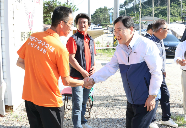 주낙영 경주시장이 수난구조요원과 인사하고 있다. 경주시 제공