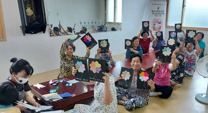 경로당 프로그램에 참여한 어르신들. 고흥군 제공