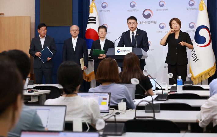 장상윤 교육부 차관은 4일 브리핑에서 "교단에 선 지 얼마 되지 않은 새내기 교사의 죽음에 대해 무거운 책임감을 느낀다"며 "이번 조사에서 밝히지 못한 부분은 경찰에서 철저하게 수사하여 진실을 규명해 주실 것을 당부드린다"고 밝혔다. 교육부 제공