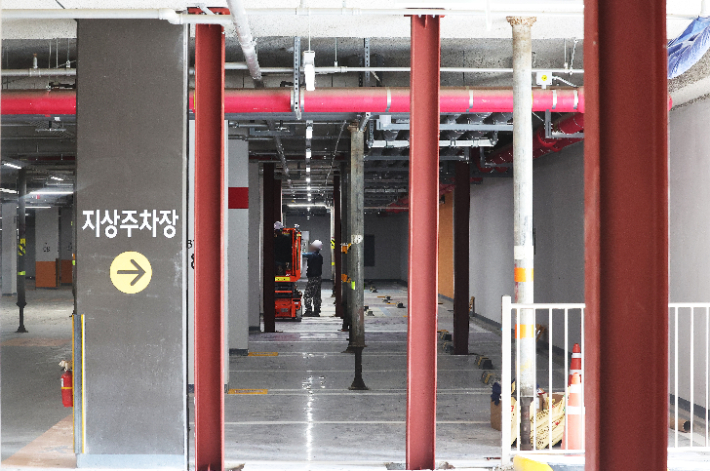 지하 주차장 무량판 구조 기둥 일부에 철근이 빠진 것으로 확인된 경기도 오산시의 한 LH 아파트에서 보강 작업이 진행되고 있다. 연합뉴스