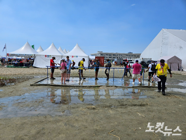 대원들이 몸에 물을 젖히며 더위를 식히고 있다. 김정록 기자