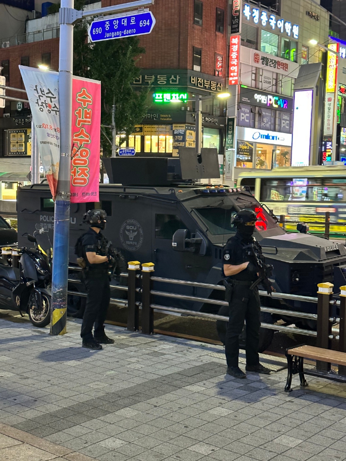 이중무장한 경찰관들이 장갑차와 함께 다중밀집지역에서 경계를 서고 있다. 경찰청 제공