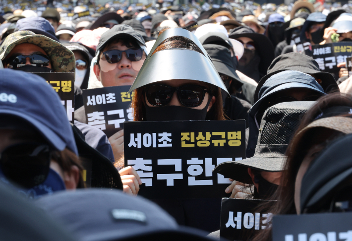 5일 서울 광화문에서 열린 교사와 학생을 위한 교육권 확보를 위한 집회에서 참가자들이 손팻말을 들고 구호를 외치고 있다. 연합뉴스