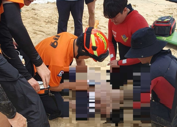 6일 낮 12시 3분쯤 강원 양양군 남애리의 한 해수욕장서 물놀이를 하던 중국인 3명이 물에 빠졌다 구조됐지만 1명은 심정지 상태로 인근 병원으로 이송됐다. 강원소방본부 제공