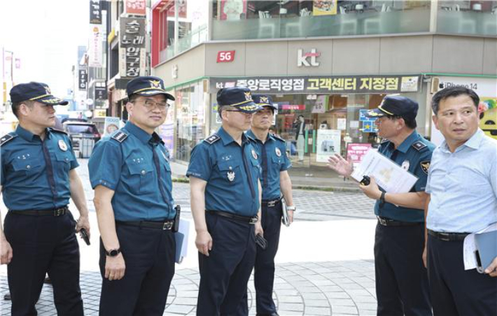 정용근 대전경찰청장이 6일 오전 대전 중구 은행동 으능정이 거리를 찾아 현장을 점검하고 있다. 대전경찰청 제공