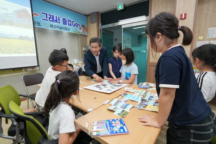 서흥원 양구군수가 방학 중 운영되는 초등돌봄교실을 찾아 어린이들과 대화를 나누고 있다. 양구군 제공 