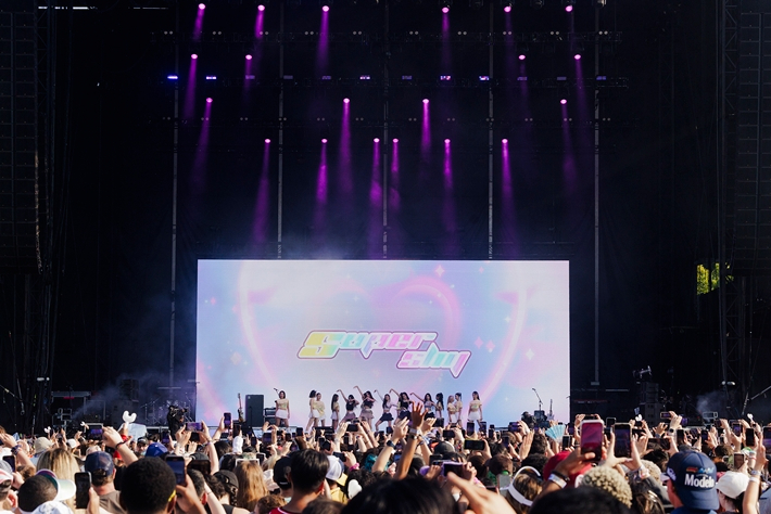 뉴진스가 미니 2집 '겟 업'의 타이틀곡 중 하나인 '슈퍼 샤이' 무대를 하는 모습. 어도어 제공