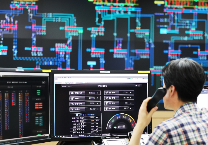 폭염이 이어지며 전력 수요가 증가하고 있는 지난달 31일 오후 경기도 수원시 한국전력공사 경기지역본부 전력관리처 계통운영센터에서 관계자들이 전력수급상황을 점검하고 있다. 연합뉴스