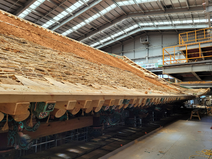 여수 진남관 지붕 보수공사가 진행되고 있다. 여수시 제공