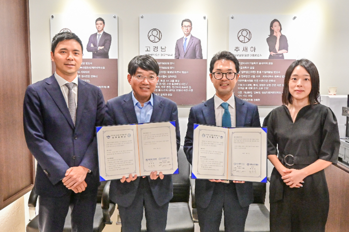 사진 왼쪽부터 오군성 변호사, 좌동철 회장, 고경남 변호사, 추새아 변호사. 제주도기자협회 제공