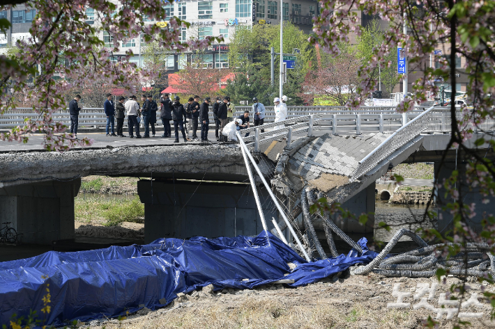 지난 4월 7일 경기도 성남시 정자교 붕괴 사고 현장. 경찰과 국과수 등 관계자들이 사고 원인을 찾기 위한 합동감식을 하고 있다. 성남=박종민 기자