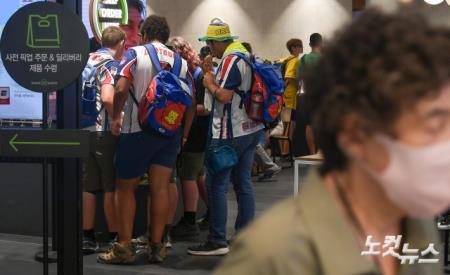 코엑스몰 찾아 식사하는 조기 퇴영 스카우트 대원들