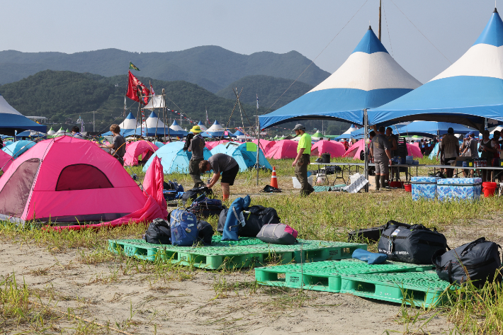 6일 2023 새만금 세계스카우트잼버리 야영장에서 조기 철수를 선언한 미국 대원과 지도자들이 짐을 꾸리고 있다. 연합뉴스