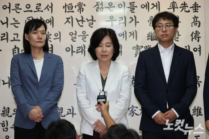 노인 비하 발언 논란에 휩싸인 김은경 더불어민주당 혁신위원장이 3일 서울 용산구 대한노인회 중앙회를 방문해 김호일 대한노인회장과 면담을 마친 뒤 취재진 앞에서 발언을 하고 있다. 국회사진취재단