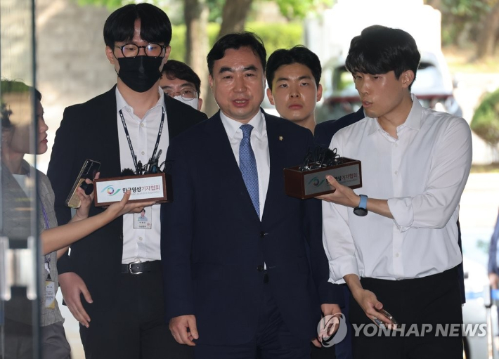 (서울=연합뉴스) 최재구 기자 = 더불어민주당 '전당대회 돈봉투 의혹'의 핵심 피의자인 무소속 윤관석 의원이 4일 구속 전 피의자 심문(영장실질심사)을 받기 위해 서울 서초구 중앙지방법원으로 출석하고 있다. 2023.8.4 jjaeck9@yna.co.kr 연합뉴스