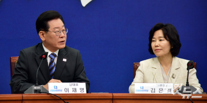 지난 6월 서울 여의도 국회에서 열린 더불어민주당 혁신기구 제1차 회의에서 이재명 대표가 발언을 하고 있다. 오른쪽은 김은경 혁신위원장. 윤창원 기자