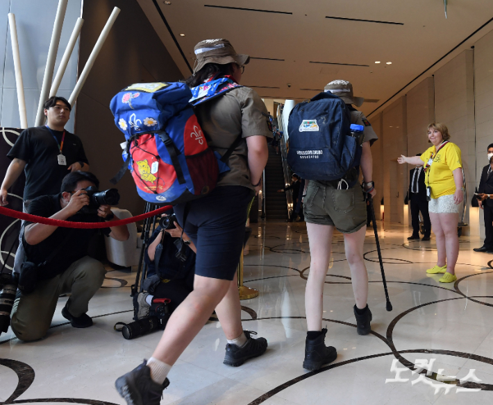 '2030 새만금 세계스카우트 잼버리'에 참가했지만 폭염으로 인해 조기 퇴영한 영국 스카우트 단원들이 5일 오후 서울 용산구 한 호텔에 도착하고 있다. 영국은 이번 잼버리 행사에 참가국 중 가장 많은 4천500여명의 청소년을 파견했다. 황진환 기자
