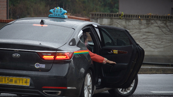 한 시민이 택시를 타고 있다. 경주시 제공