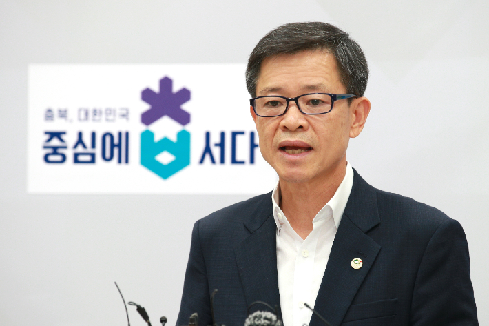 신형근 충청북도 행정국장이 8일 충북을 찾는 잼버리 참가자들의 지원 방안에 대해 설명하고 있다. 충청북도 제공