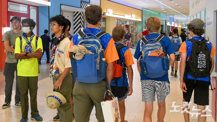 2023 새만금 세계 스카우트 잼버리에서 조기 퇴영한 스카우트 대원들이 7일 서울 강남구 코엑스몰에서 시간을 보내고 있다. 박종민 기자